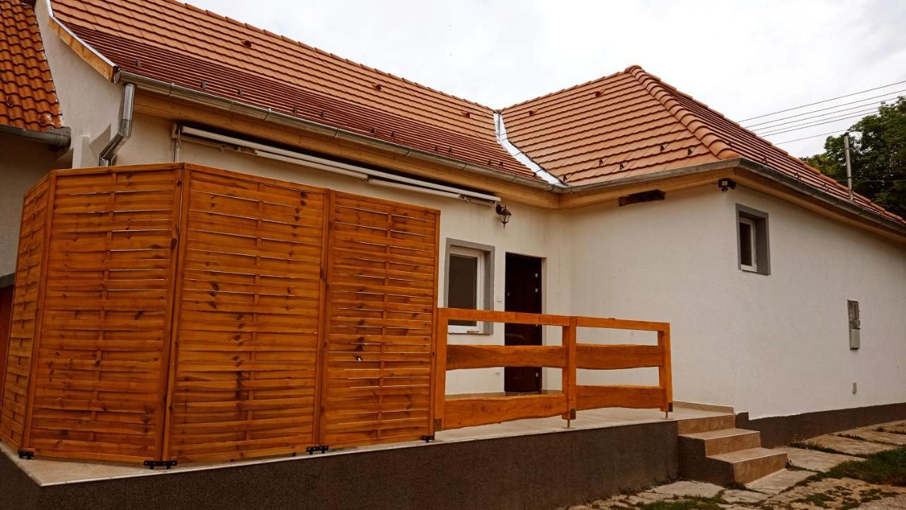 Lovas Vendeghaz Apartment Obanya Екстериор снимка